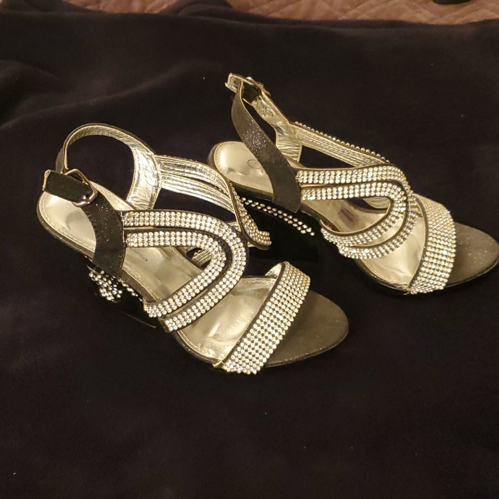 💠Gorgeous rhinestone infused shoes